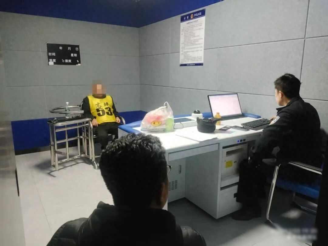 醉汉赖粉钱竟掌掴民警！七天拘留大快人心那天下午在四川南充的一家米粉店，一个叫