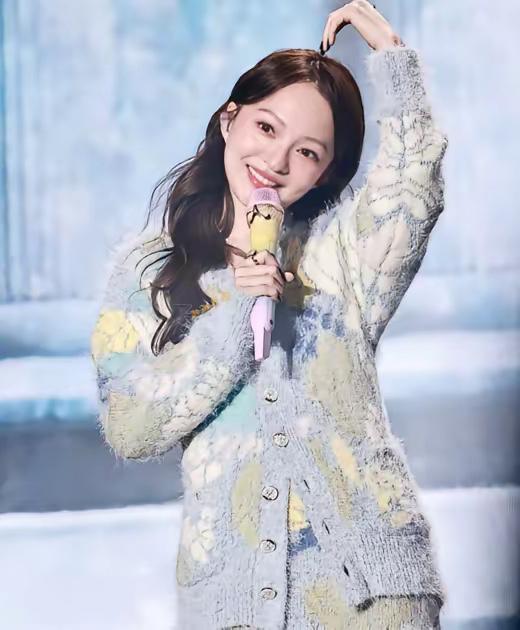 同样是演唱会翻唱，张韶涵的格局，真的甩太多人一条街。当年唱《阿刁》，她名气远