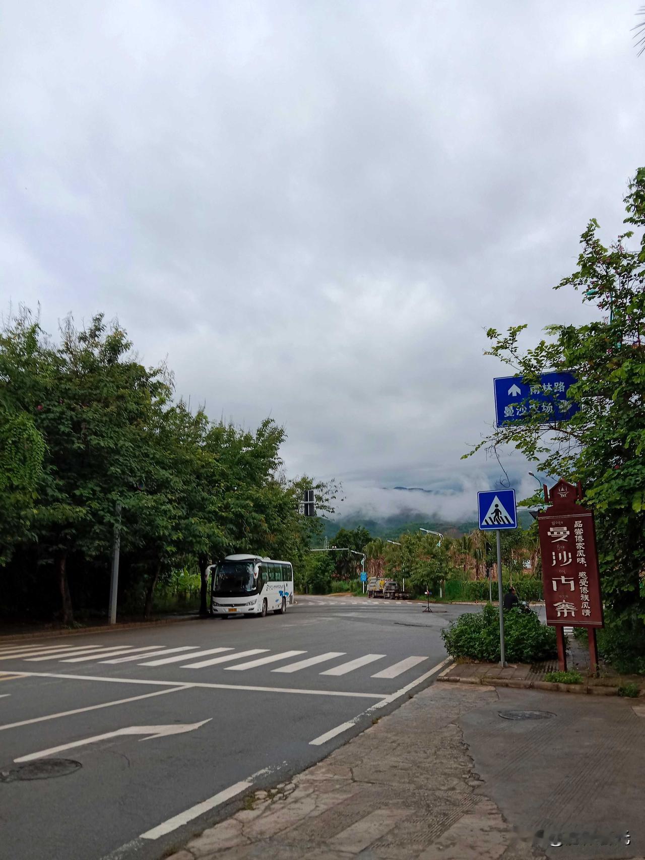 我的自驾游。不是说报团那种一天到晚赶景点，而是真正属于自己的旅途。这简直就是人生