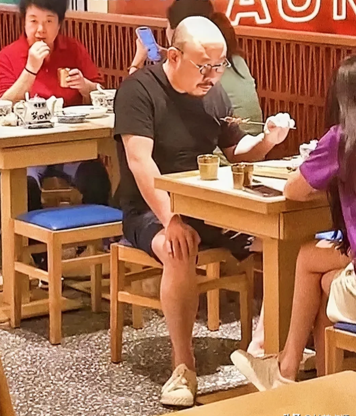 你没看错，这光头大叔就是刀郎。一个旷世奇才，一个著名的音乐家和诗人。没有保镖，