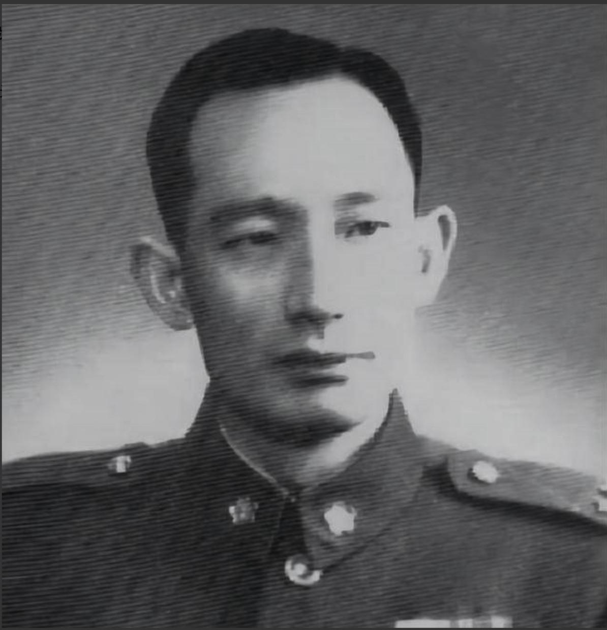 1949年，淮海战役，文强被俘入战俘营，一军官凑近低声说："前面参谋让我转告你，