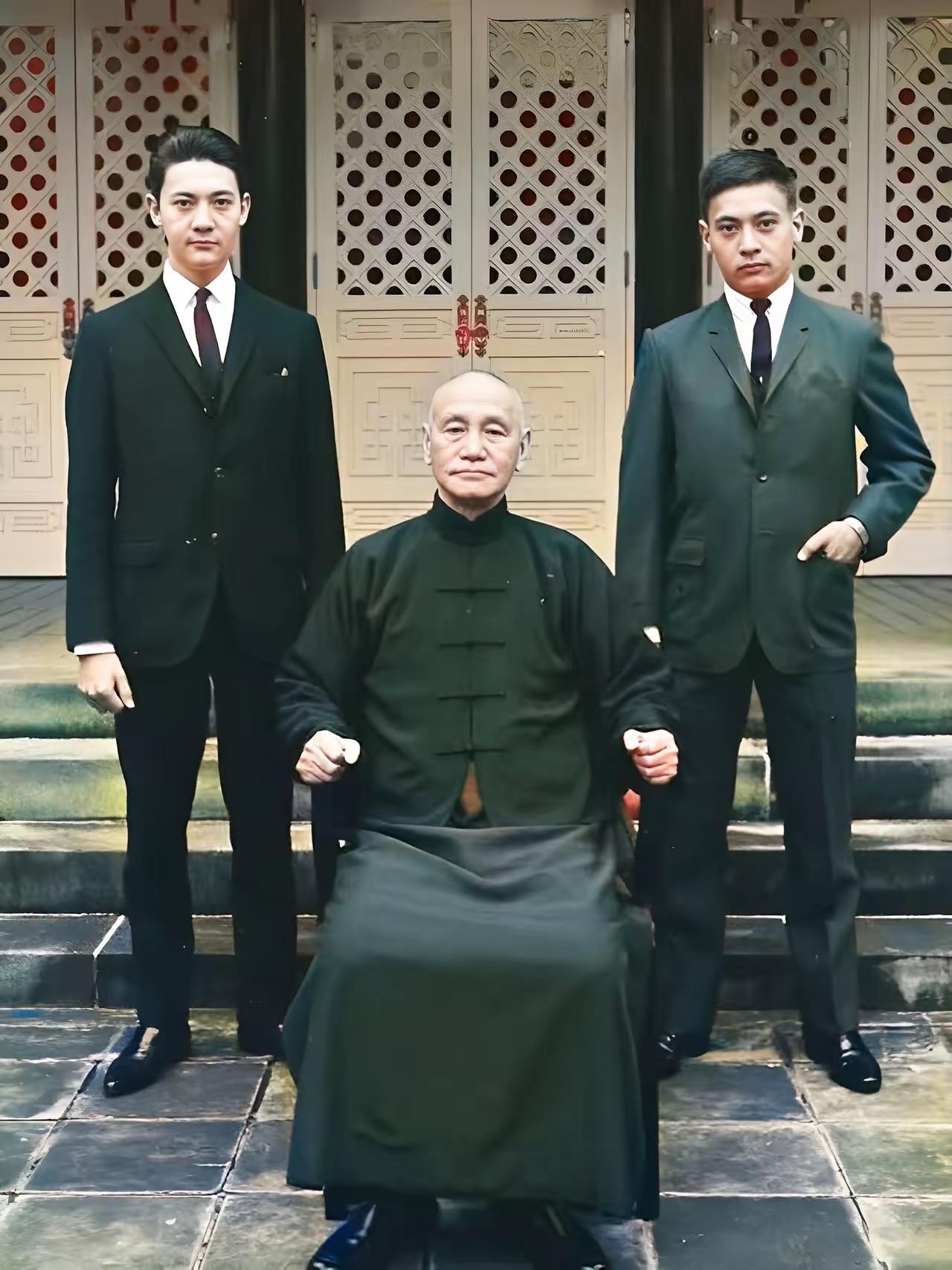 这是1966年蒋中正与两个孙子在一起。蒋中正坐在中间，两个孙子分别侍立在两边。蒋