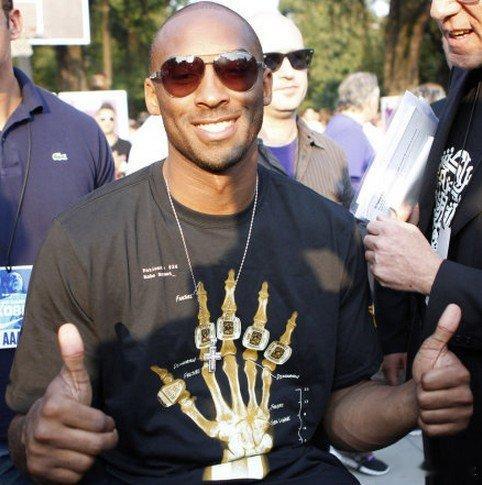 【里程碑！！科比跃居NBA得分榜第4位！】祝贺科比()！他成功的超越了张伯伦成为