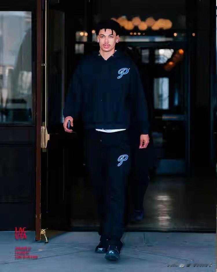 快船新星桑德斯又一次让人感到惊喜！在今天快船客场以117：93大胜太阳的比赛中，