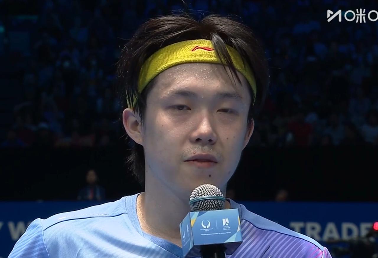 恭喜王楚钦4：2战胜了周启豪，赛后采访王楚钦情商太高了。王楚钦说：周启豪和