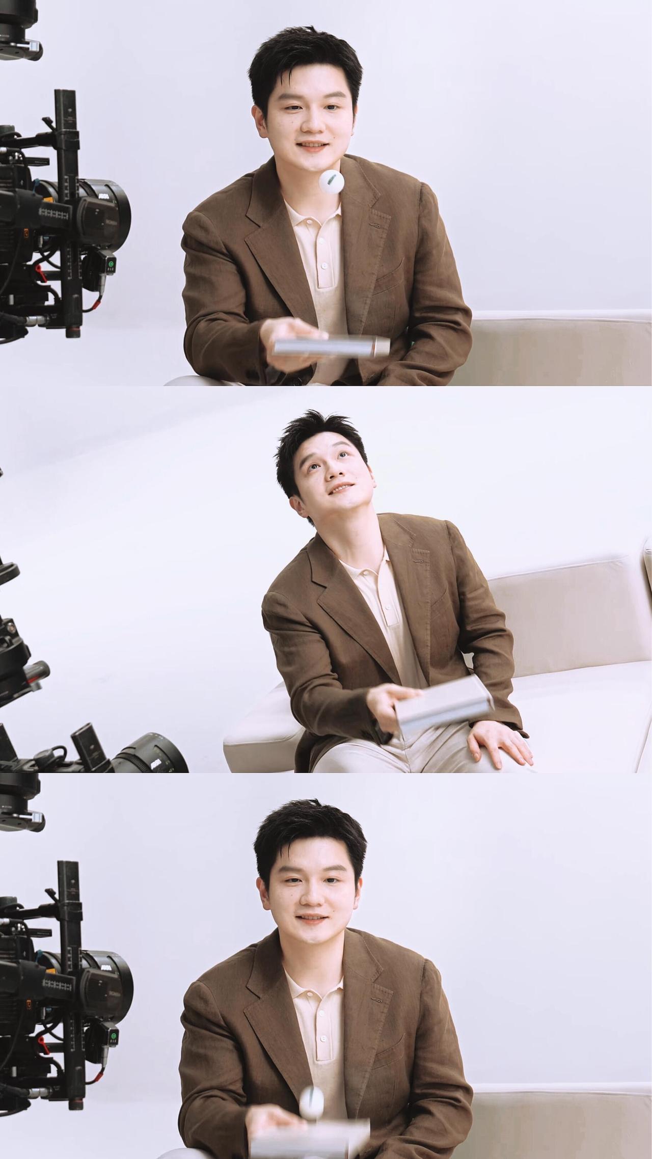 东哥一笑整个都明亮了，纯享版！西装棕色很有高级感，温润儒雅，书香子弟的感觉，谁