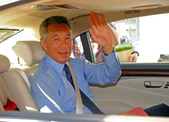 李显龙这次来中国，本来是想拉拉关系、谈谈合作的。结果他前脚刚走，后脚他们家官媒《