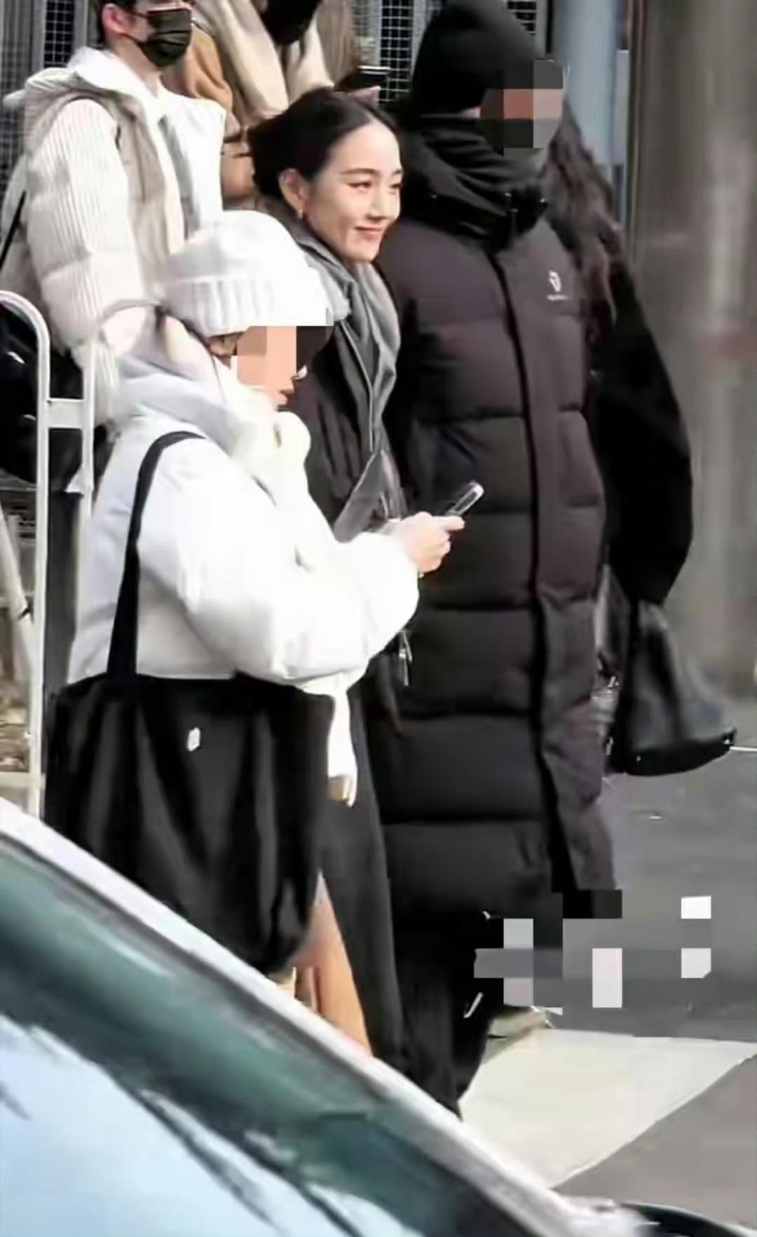 春晚首秀路透火了！43岁素颜扎马尾，状态惊艳众人，43岁张钧甯第一次亮相央视春晚