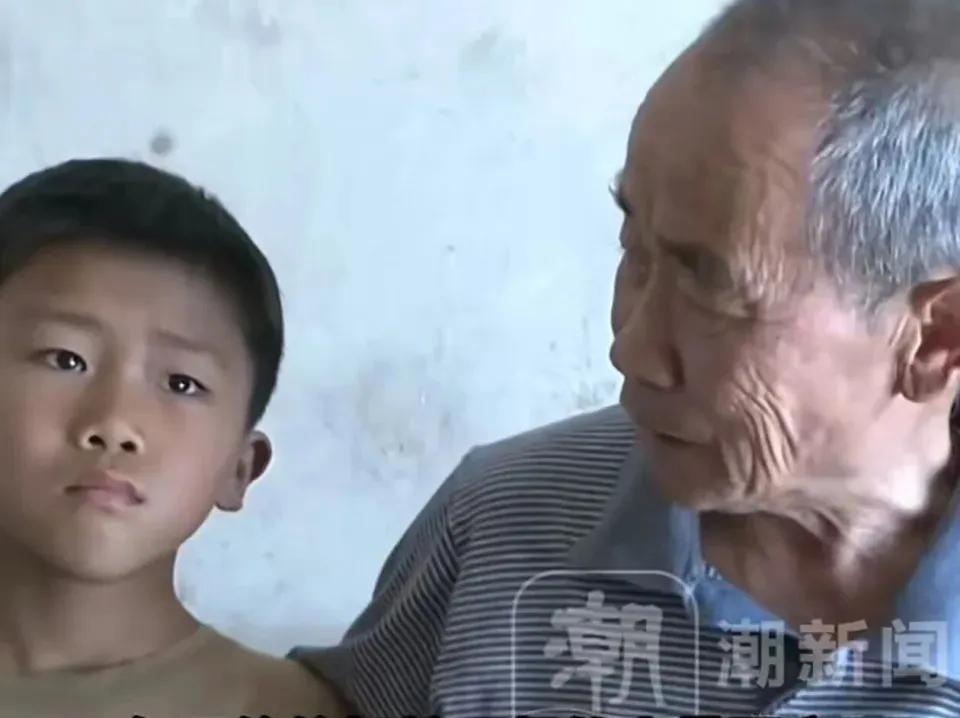 咱先不说那些煽情的话，就说河南周口这事儿，看完心里堵得慌又暖得慌，一个9岁的小男