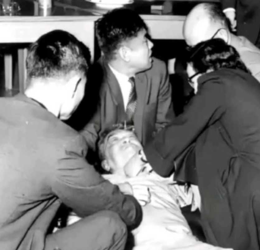 1962年，一代文豪胡适竟被人用一句话给“活活气死”！当时胡适正在一场酒会中致辞
