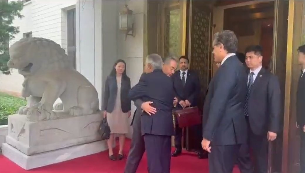趁着中巴阿在北京握手谈合作，印度支持恐怖组织在巴炸校车，数名孩子惨死当场5月