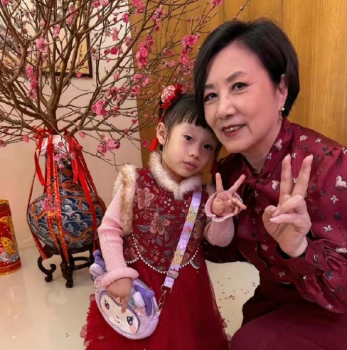 89岁的谢贤还是去了汪明荃的家宴几十年了，阿姐的盆菜火锅雷打不动只是当年叱咤