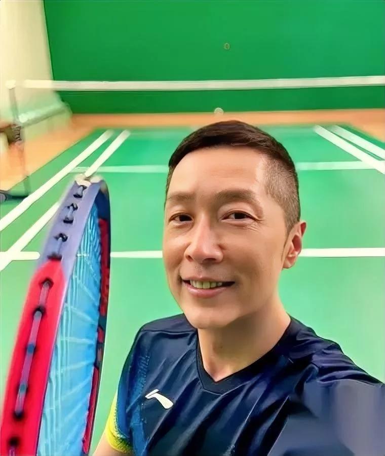 演小玄子的马浚伟干了件狠事直接把港股公司股价拉涨200%。就是陈小春