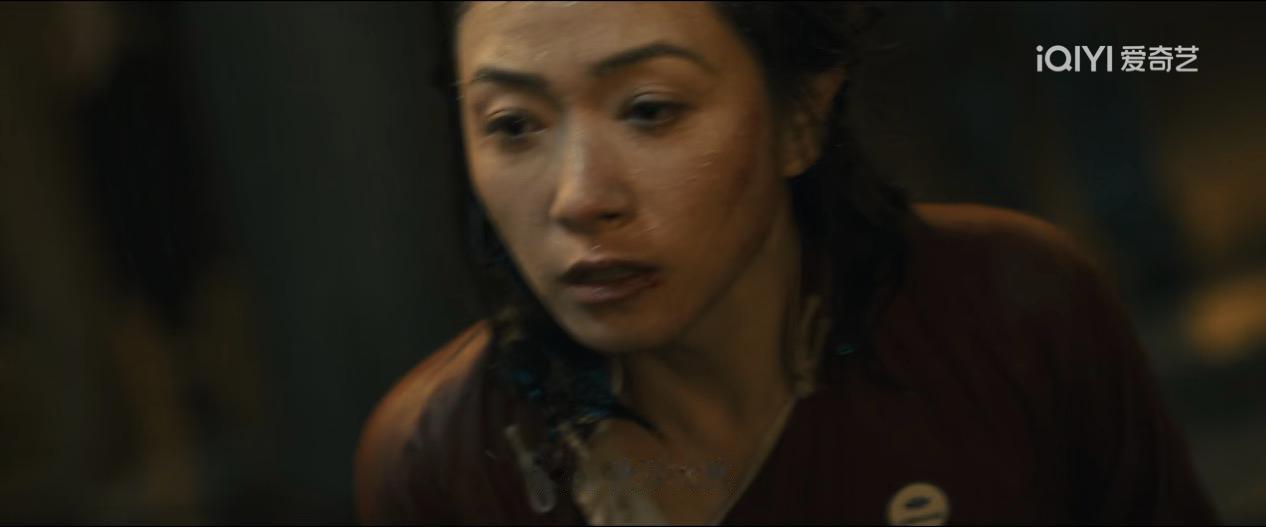 《八千里路云和月》中万茜的演技真的炸裂啊！特别是雨中愤怒这场戏，万茜演神了。