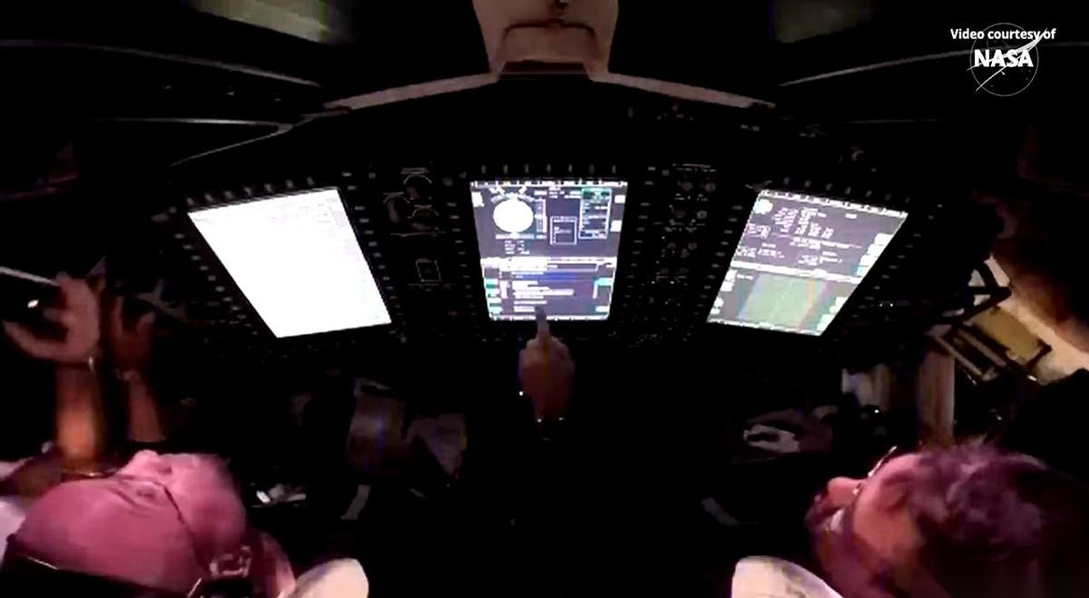 阿尔忒弥斯2号，发射时内部画面全程保密。但在飞船分离后，NASA突然就把座舱里