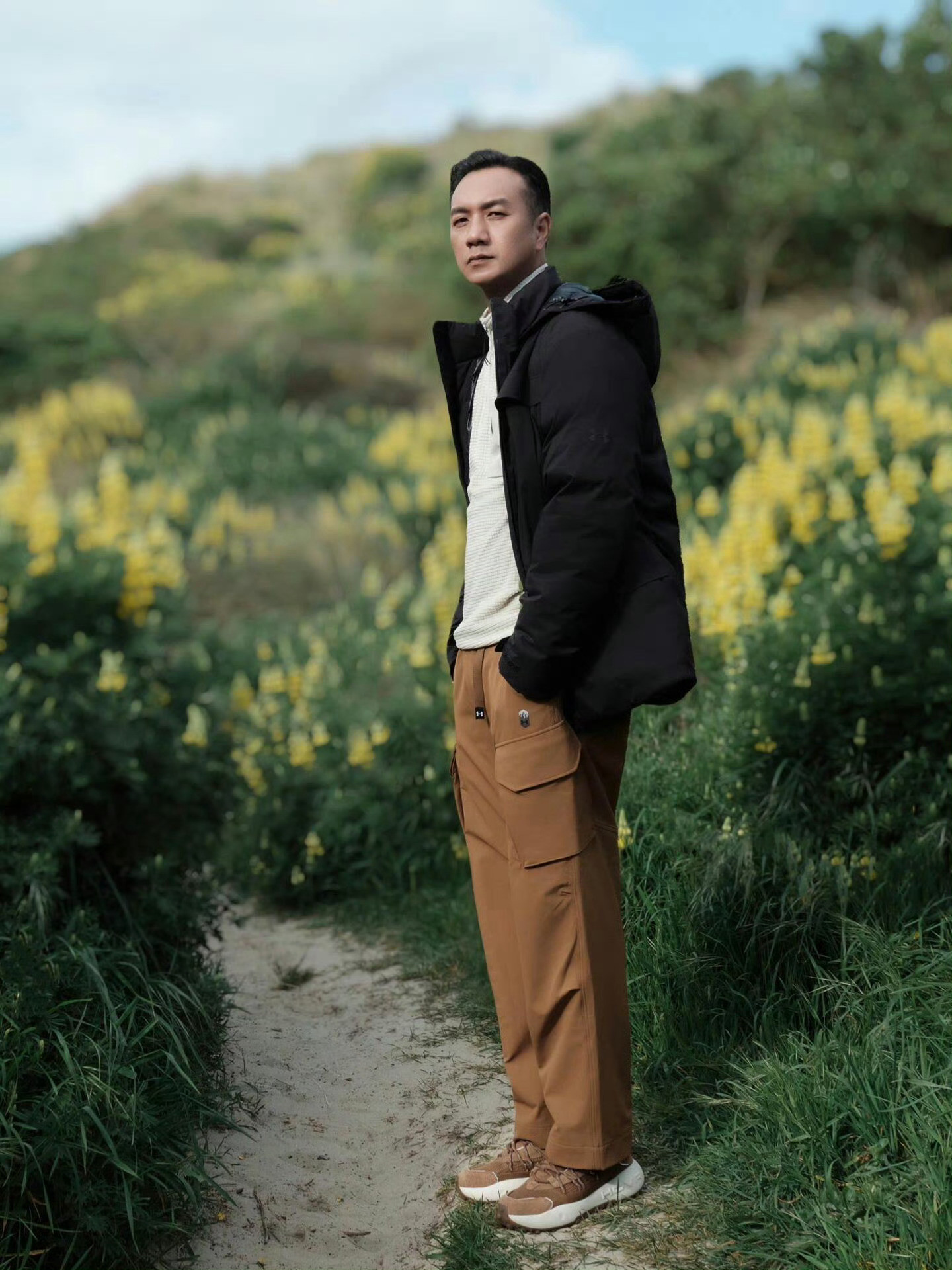 黄觉你真是个摄影鬼才看他的照片常会有种奇妙的错觉：仿佛他悄悄按下的不是快门，而