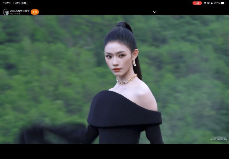 林允被纱糊脸的临场发挥面对纱裙糊脸的突发瞬间，没有慌乱失措，自然流畅的临场表现，