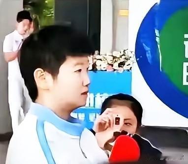 笑死了！孙颖莎海口行演讲时，对着莎莎拍的那个小女孩，她妈妈发来照片！别说，小