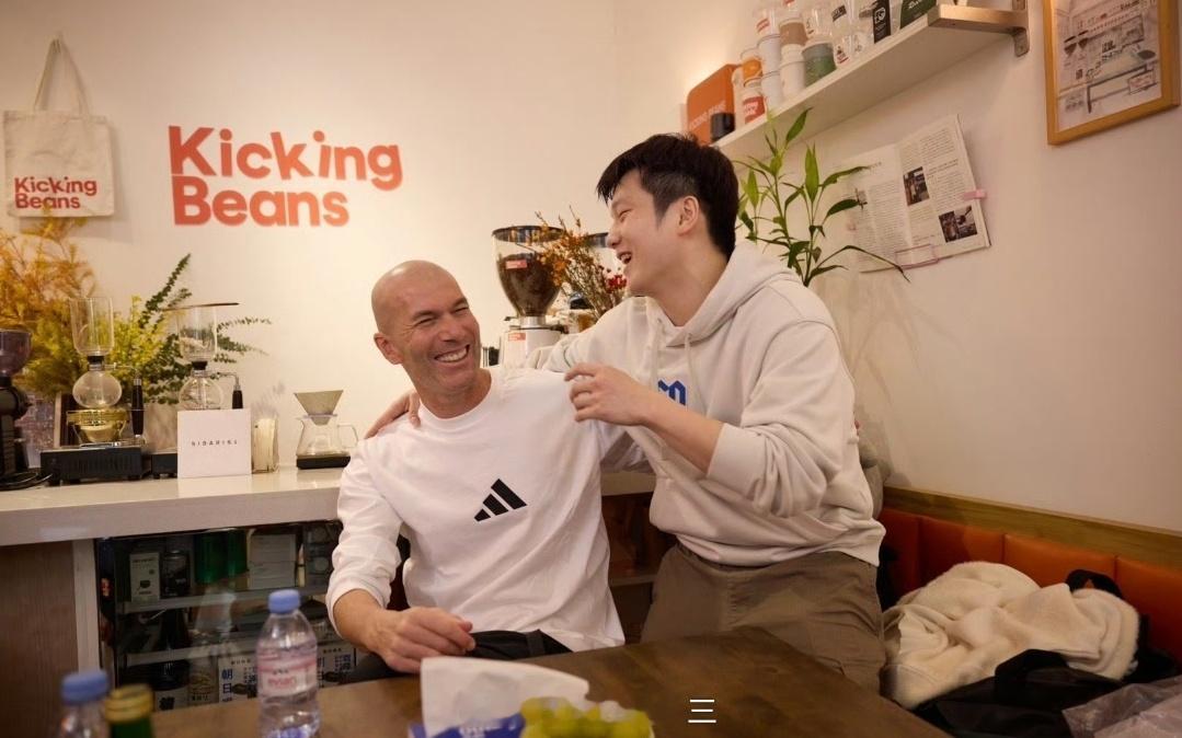 齐达内，30年前我就喜欢看你踢球，真没想到现在和东哥一起打球，我太开心啦