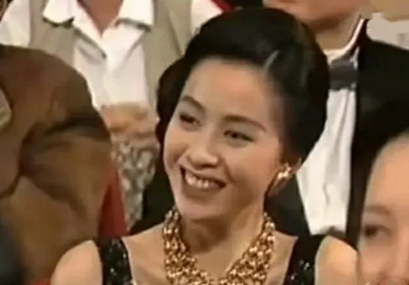 1991年，在金像奖的颁奖典礼上，作为颁奖嘉宾的林青霞，看见名单上的个