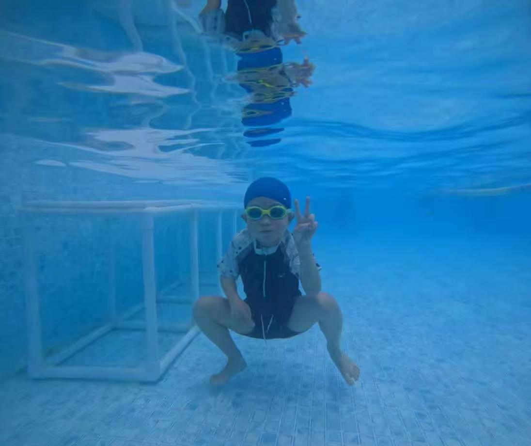 水下镜头记录的不只是姿势，更是越来越从容、越来越勇敢的你。不惧水，不畏难，在水里