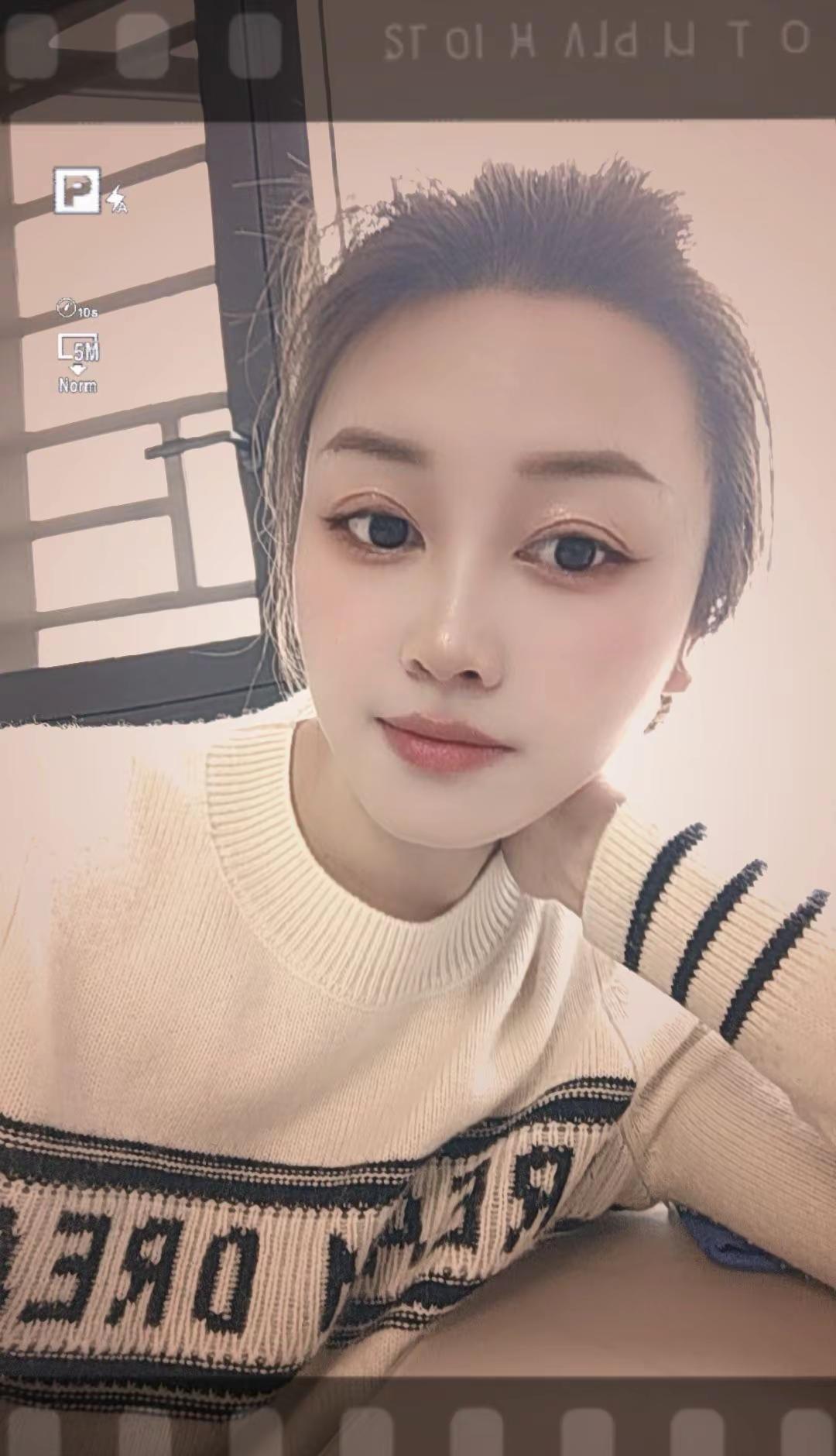 宁坐小窗观浮云，不与他人论是非少言、少争、少怨，多静、多喜、多安。不被旁人左右，