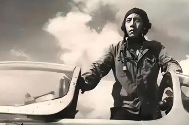 1979年，广东湛江遂溪基地内，飞行员阎稳昌快步冲向战机。他还尚未靠近机身，便被