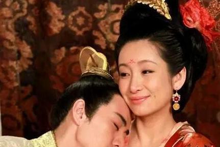 1620年，年仅15岁的朱由校刚下朝，便向往常一样躺进了奶娘的怀里！还表示要将奶