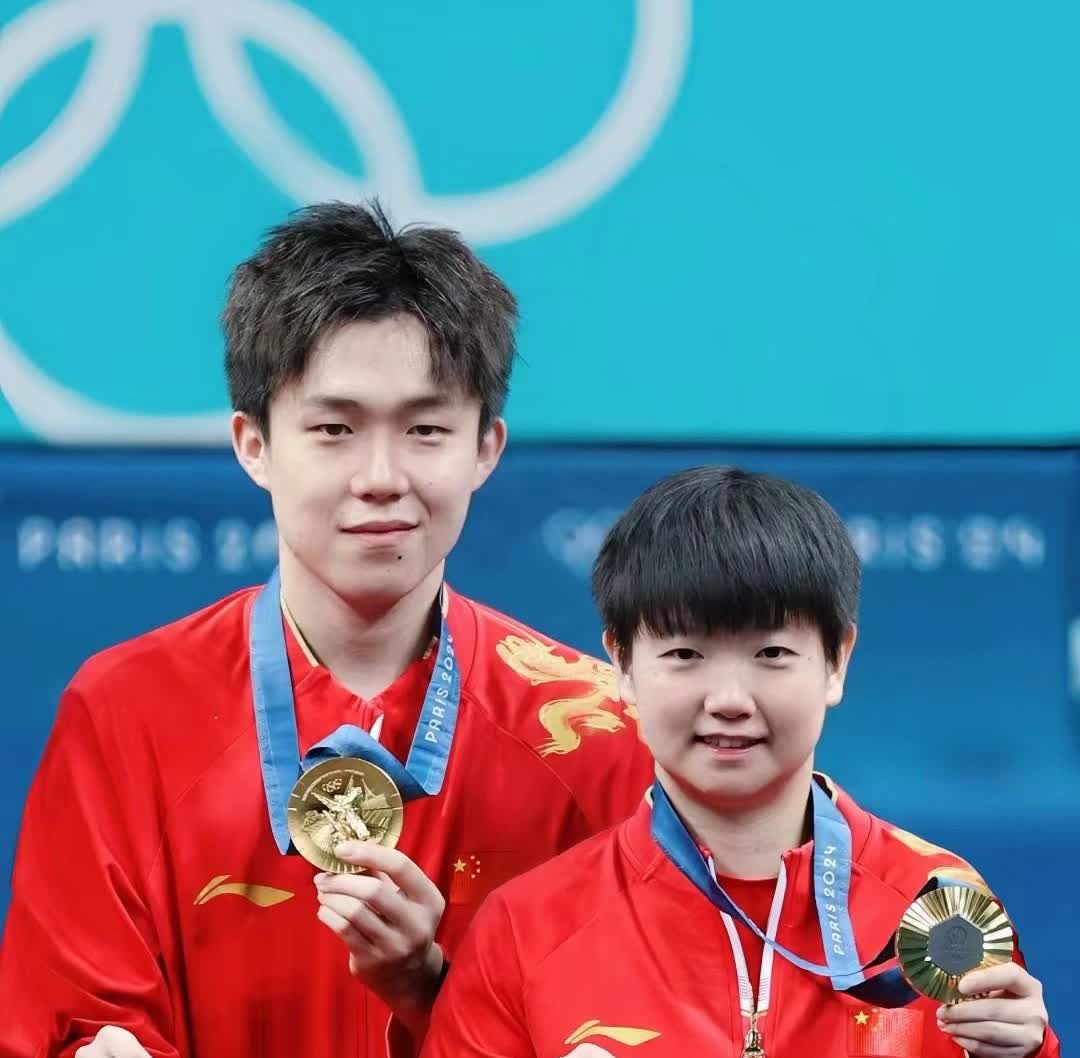 莎头组合:眼神出卖了他！一开始不太开心，后来听到莎妹夸完后，深情的看着