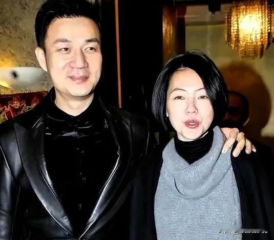 小S感谢老公支持一家五口生活继续近期看到小S终于现身了，她留着短发与老公许雅