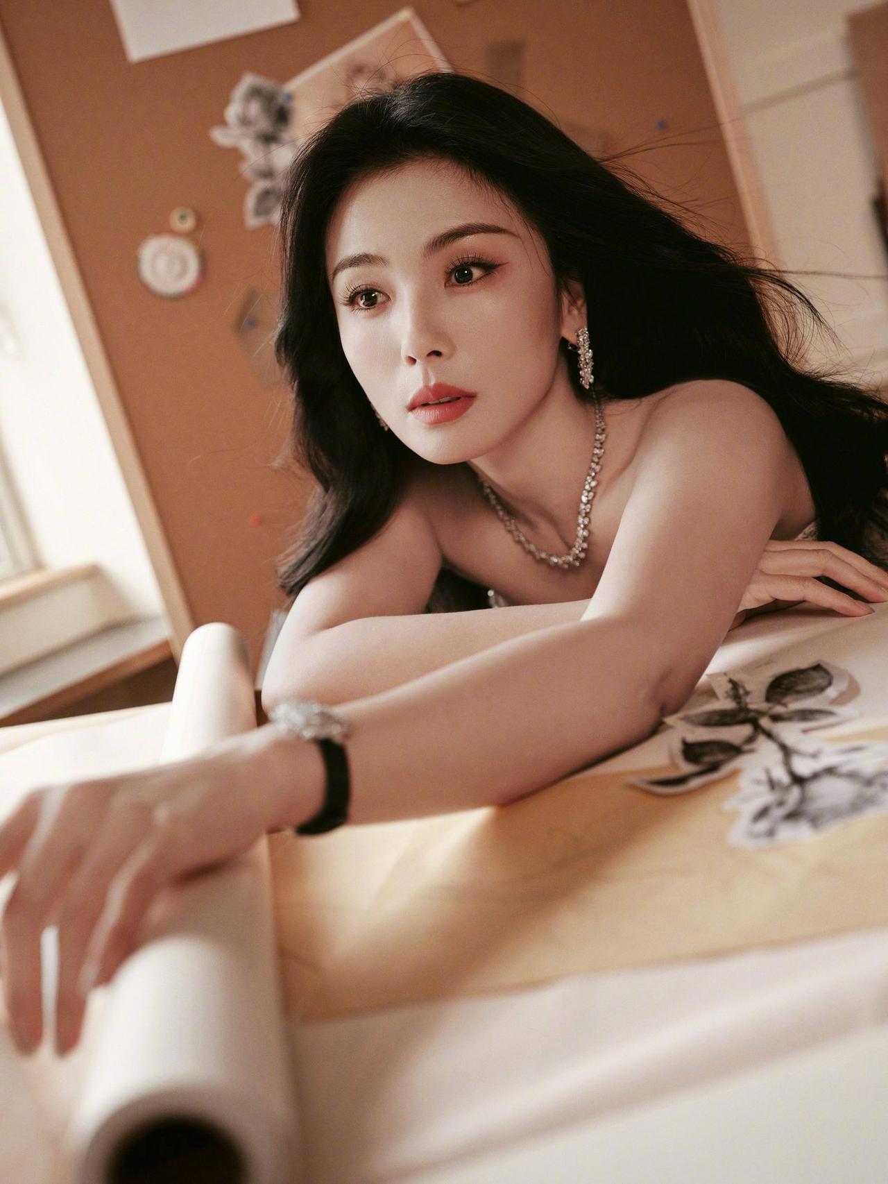 刘涛金箔蕾丝裹着午后的光铅笔在牛皮纸上，画下玫瑰的骨模特台的白布，还在等