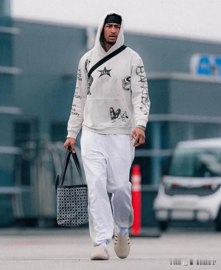 快船前锋科林斯真是太敬重老将保罗了！今天科林斯在接受媒体采访时，聊到了老大哥保罗