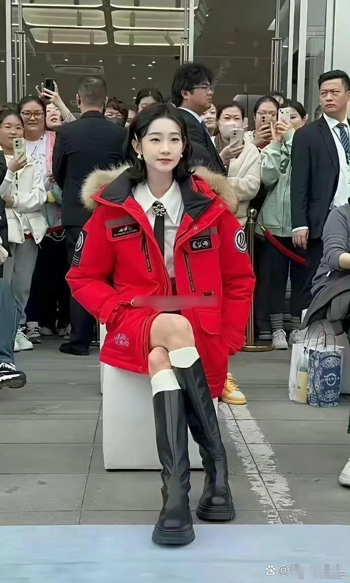 看了张艺凡才知道，原来有人翘二郎腿，脚可以踩在地上