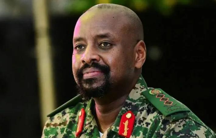 荒唐，乌干达总司令不但要美金，还要最美的女人…～乌干达国防军总司令穆胡齐·凯