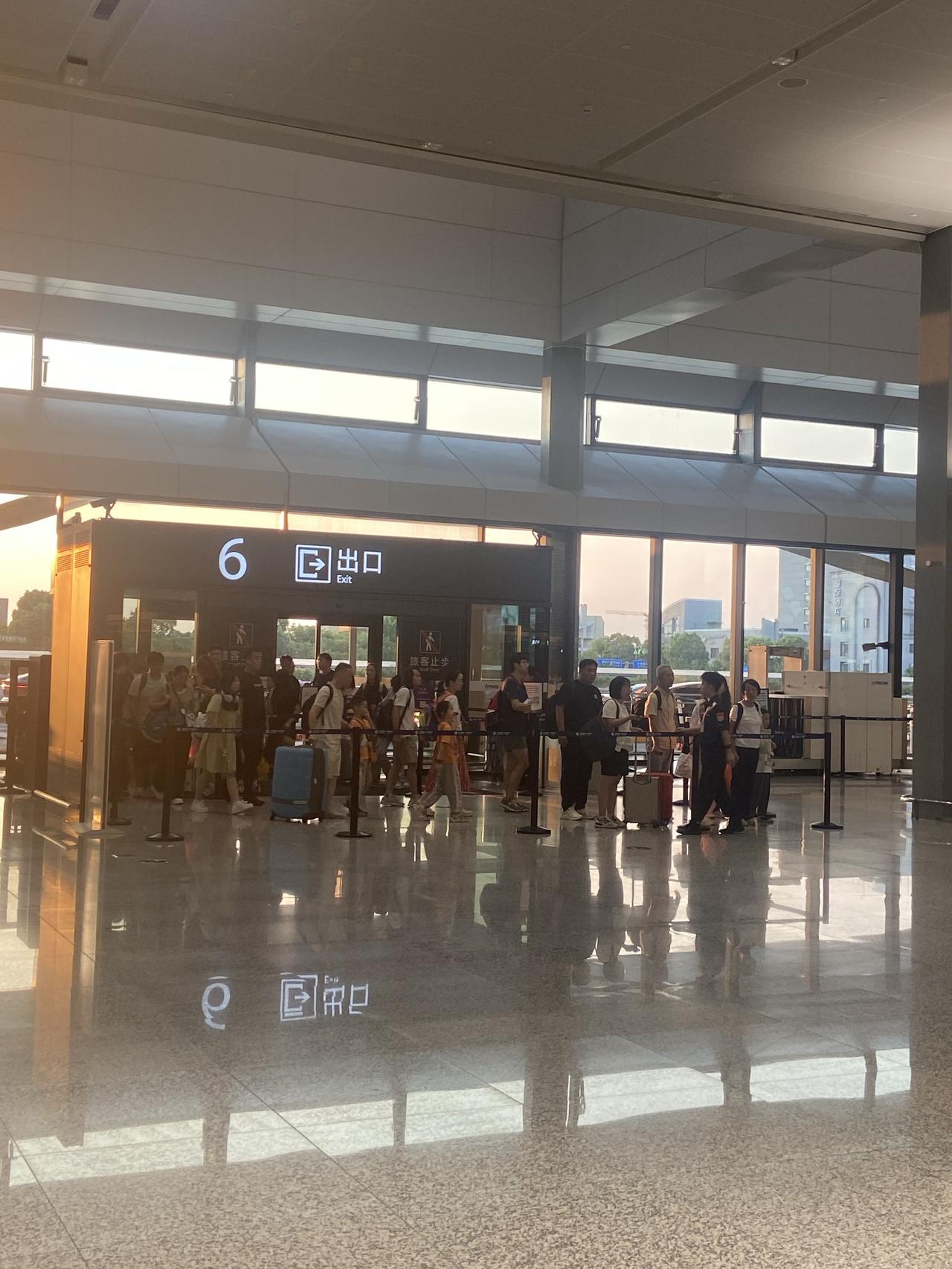 每次坐飞机，进机场入口都会拦一个小区域，还安排至少2人值守。我实在不明白在这里