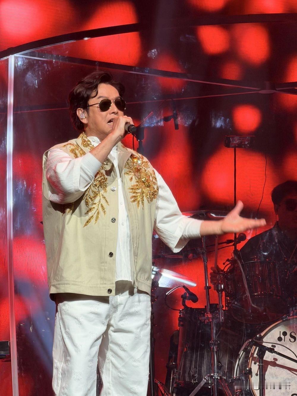 谭咏麟唱歌到底想唱到多少岁？如今他75岁了开演唱会依旧能够震撼全场，那更别说