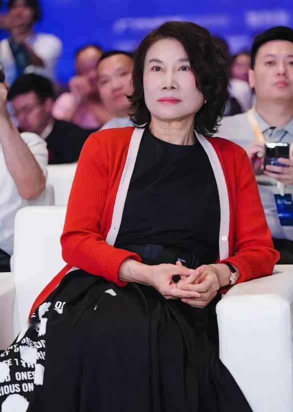 格力技校招生报名首日结束，原定招生计划300人，一天报名超过3000人，而且学费