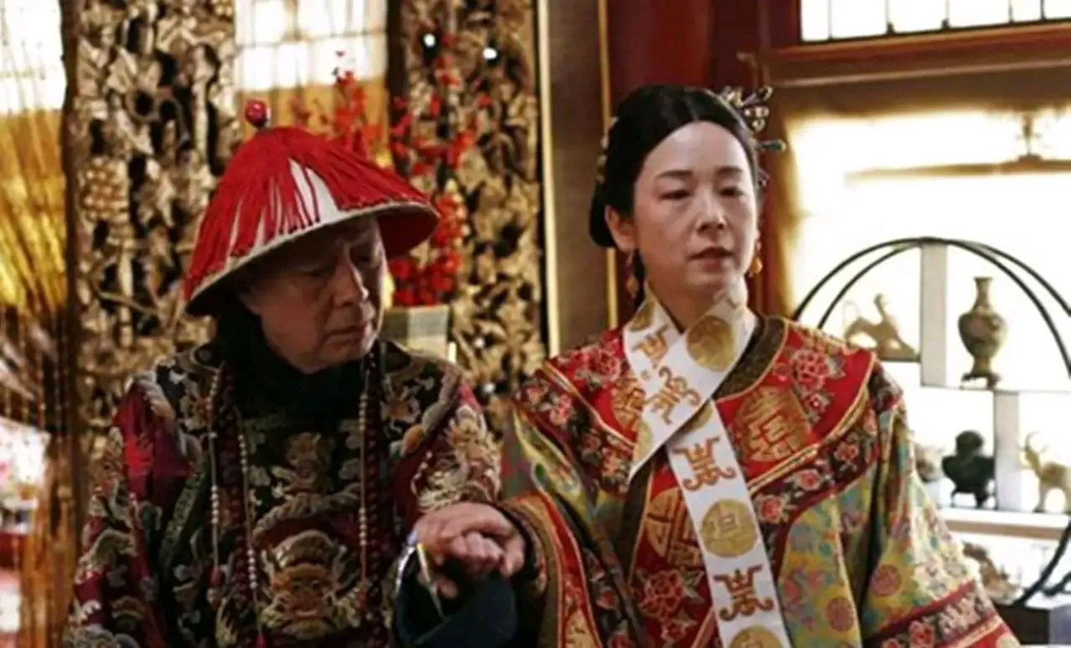 一天，慈禧无聊找了一个小太监下棋，小太监见慈禧如此高兴，突然大笑：“奴才杀了老佛