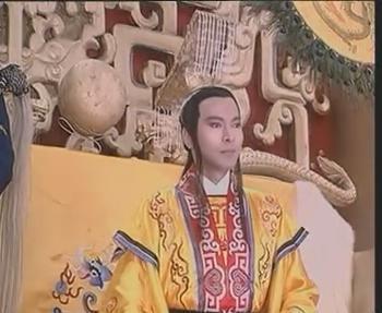 《李煜亡国前夜在干啥？不是写“一江春水”，是在给窅娘编“金莲舞谱”：他用南唐国库