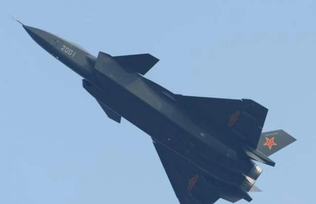 有件特逗的事儿。咱们的歼20，本来板上钉钉的“四代机”，连外号都叫“黑丝带”（谐