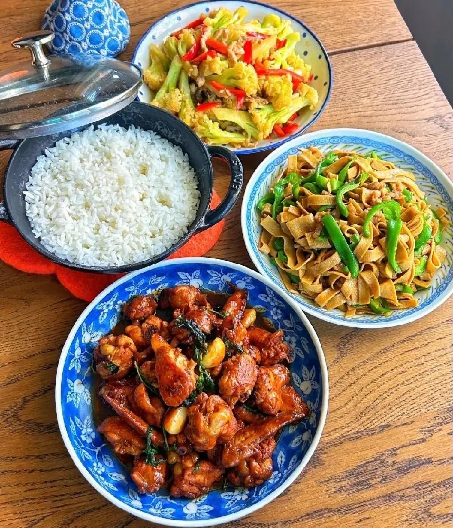 叔叔婶婶做批发生意，天天起早贪黑，忙得连热饭都顾不上吃，几乎都在外面对付，时间长