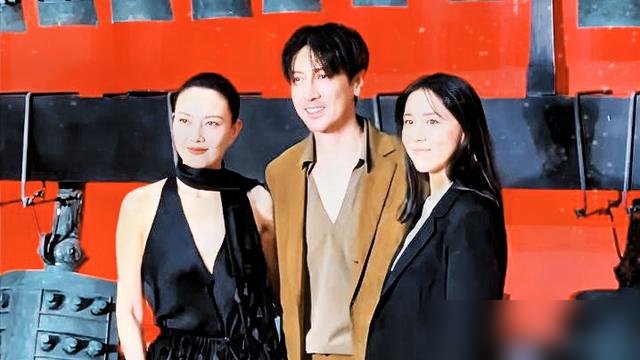 47岁高圆圆往红毯上一站，弹幕直接炸了。黑色挂脖长裙，大光明盘发，一点没遮。镜头怼脸拍，状态松得不像
