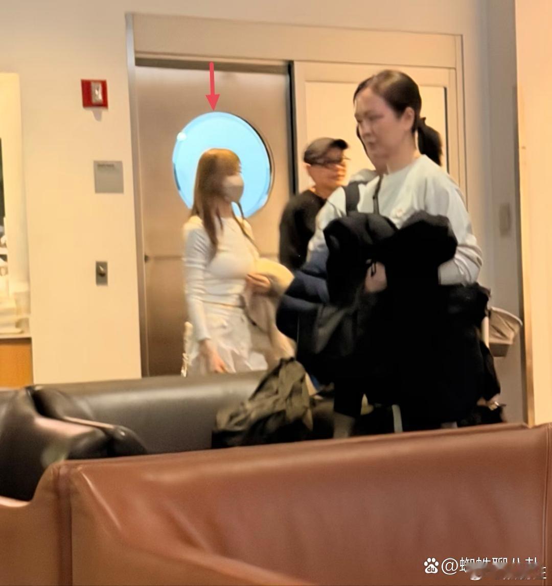 43岁王心凌现身纽约机场，她穿着一身白衣服，个子挺矮的，但身材凹凸有致，确实很漂