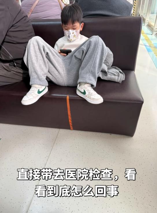 “别把孩子话当耳旁风！”近日，江苏，一男孩写作业时，说自己头痛，睡一觉又好了，家