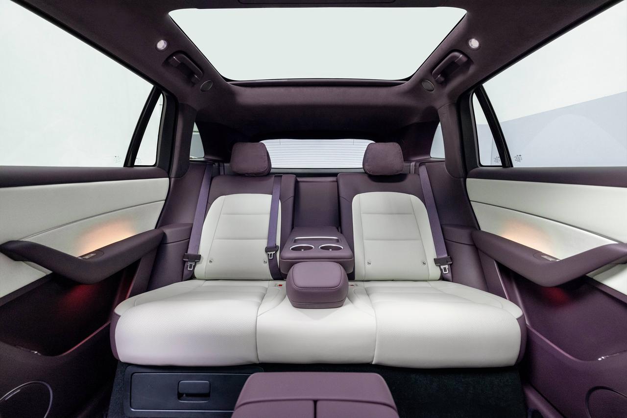 在近期有关问界M6外观内饰内容中，“行走的时尚标签”被频频提及。晶曜大灯、七款潮