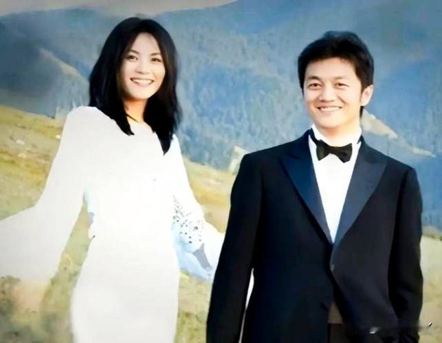 这张照片展现出了王菲与李亚鹏2005年在天山牧场拍摄结婚照时的情景，那时候王菲3