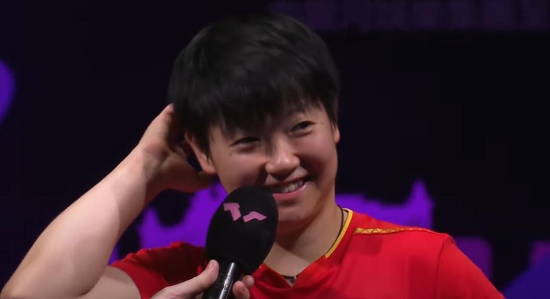 孙颖莎4:3拿到冠军后采访，她脸红了，记者问的什么问题？记者问：莎莎获得