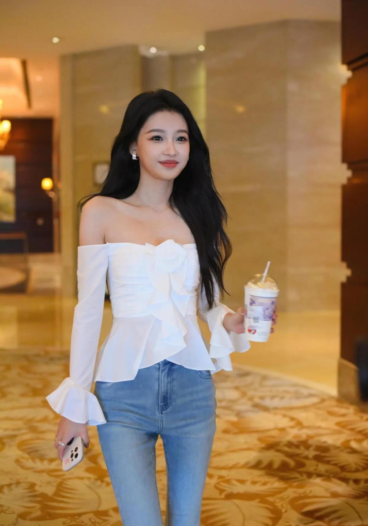 孙怡这身材也太绝了！一身白色一字肩上衣配牛仔裤，把“骨感美”和“少女感”平