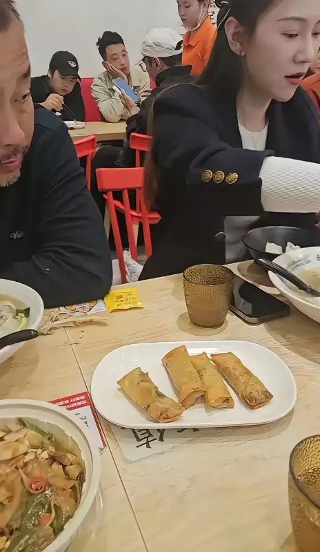 昨晚上海一家馄饨馆里，58岁的流浪大师沈巍和晓晓头挨头分一碗热馄饨，旁边主播起哄