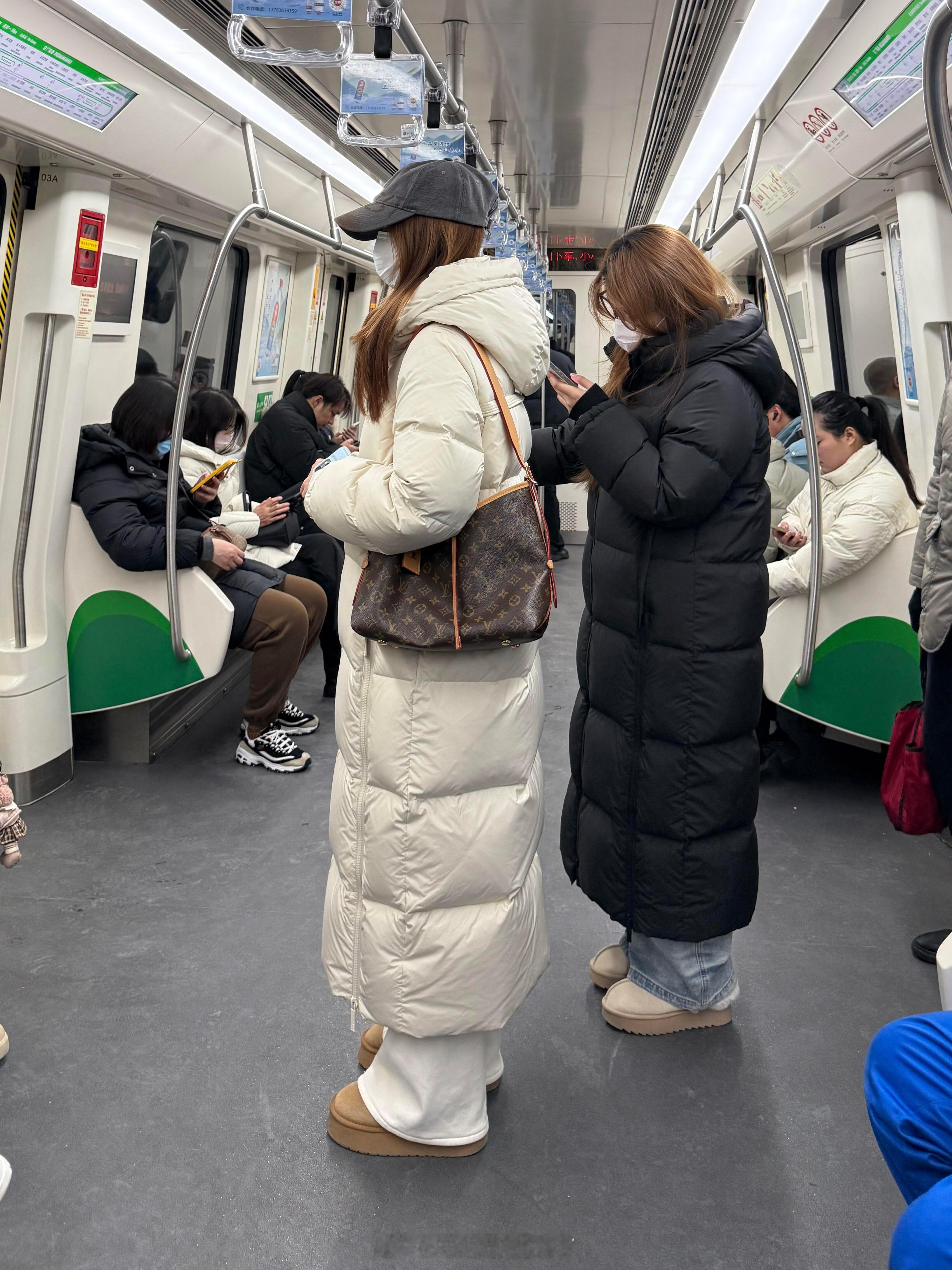 wk！第一次感受到长款羽绒服的含金量！谁懂小姐姐一进车厢我完全被迷住了…真有一说